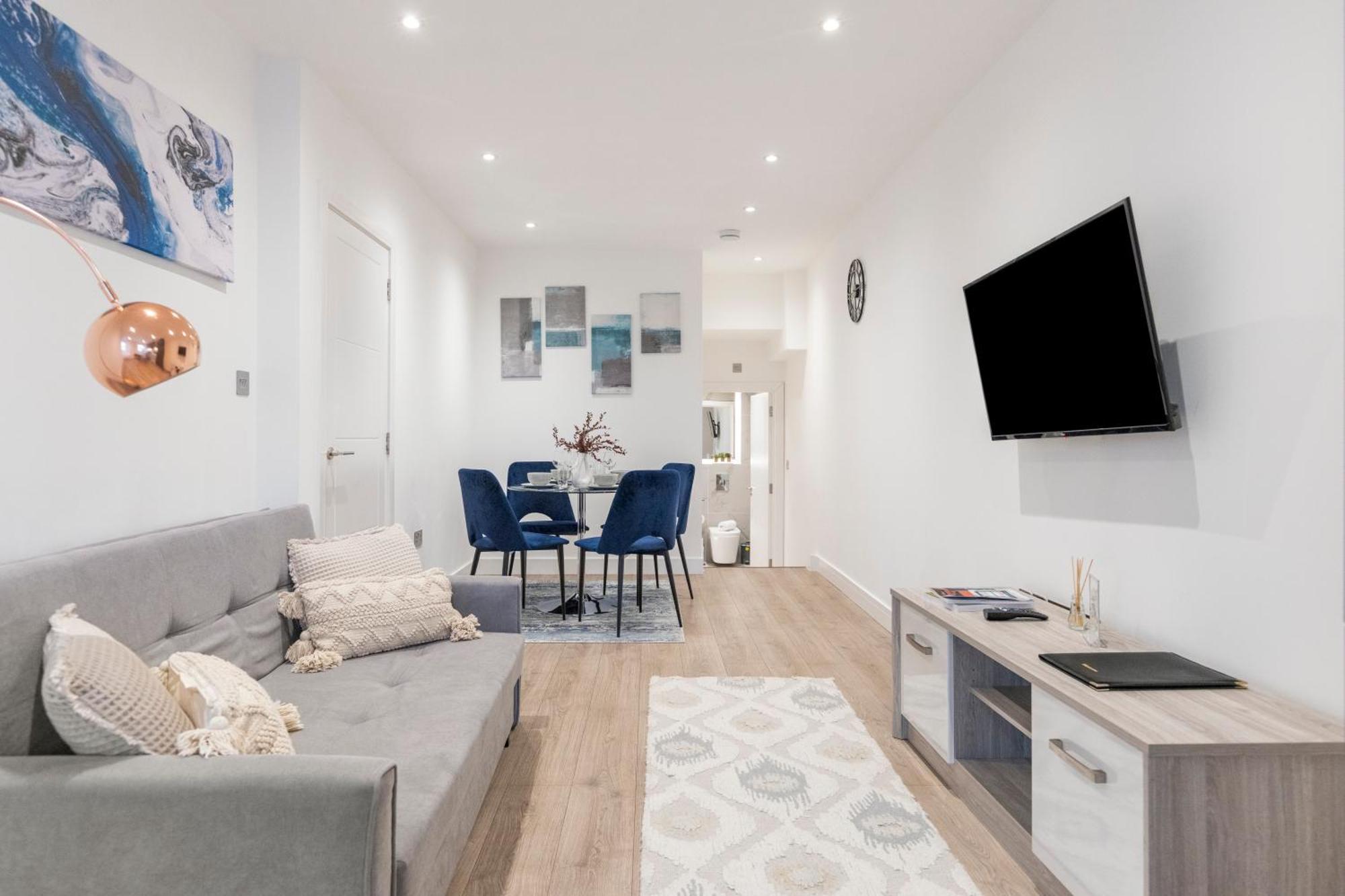 Bright And Spacious - Excellent Location