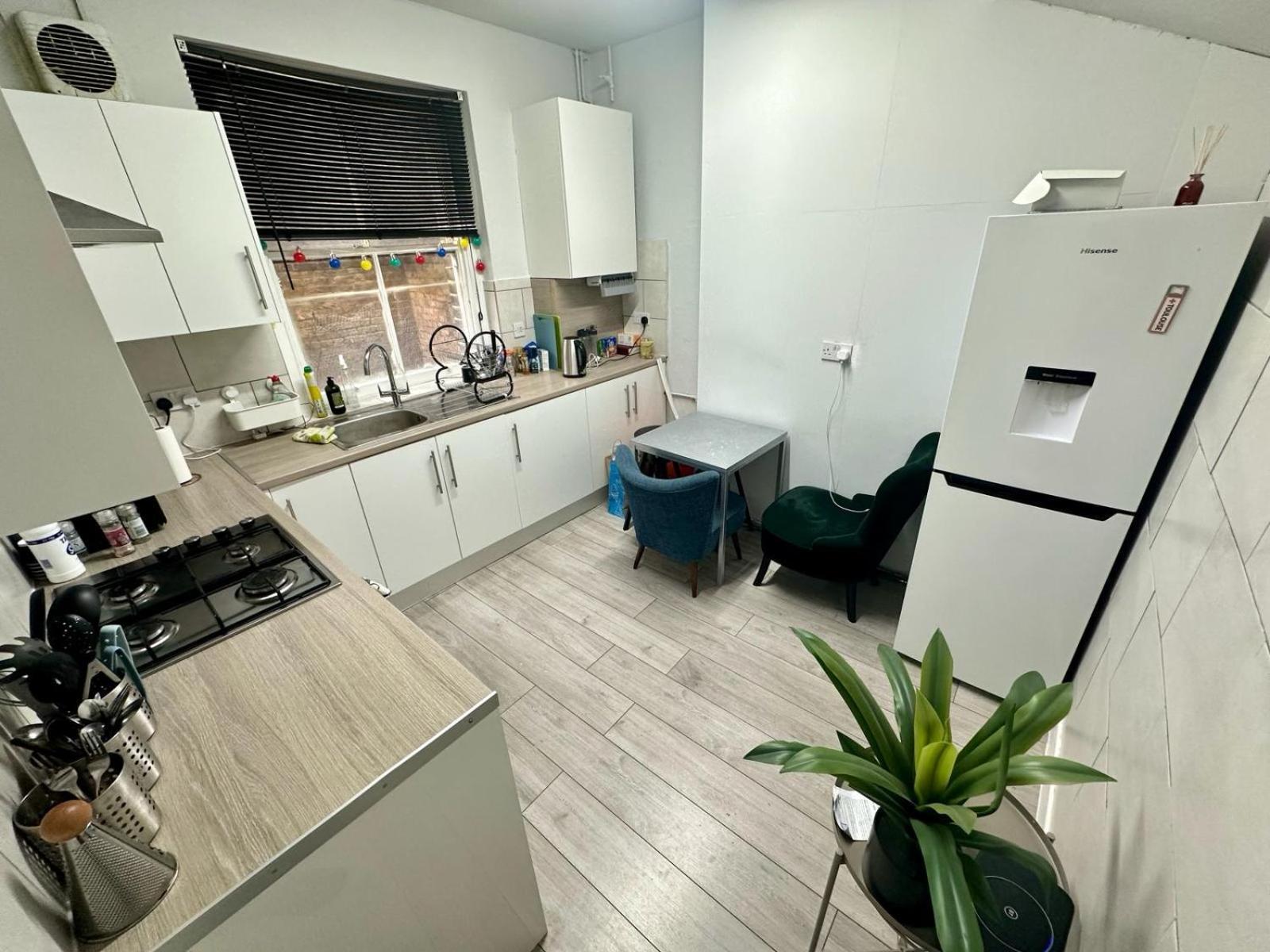Whitechapel Station Homestay *