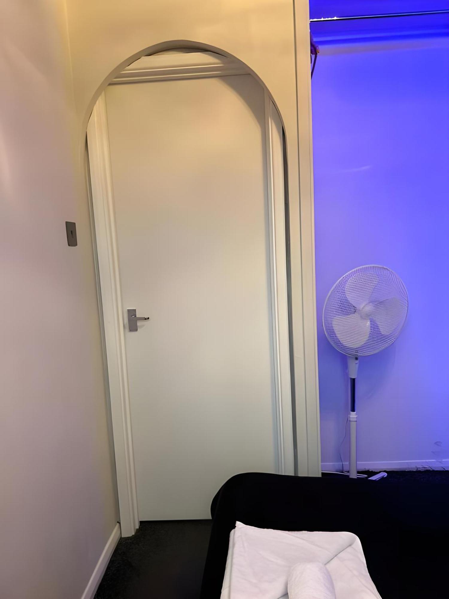Sleek & Stylish - E15 With Parking Appartement