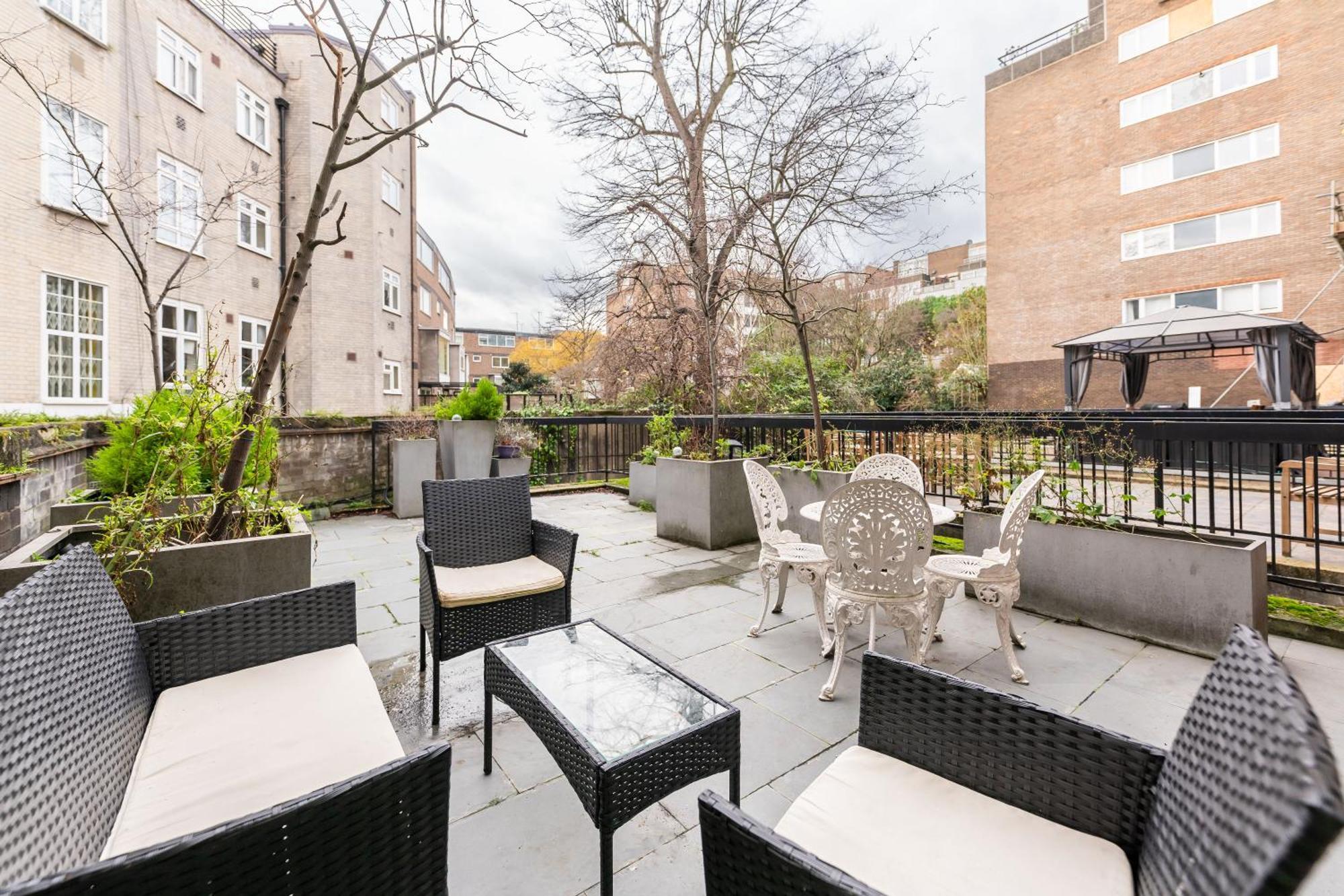 Luxury 6 Bedroom House In Southwick Street Londres
