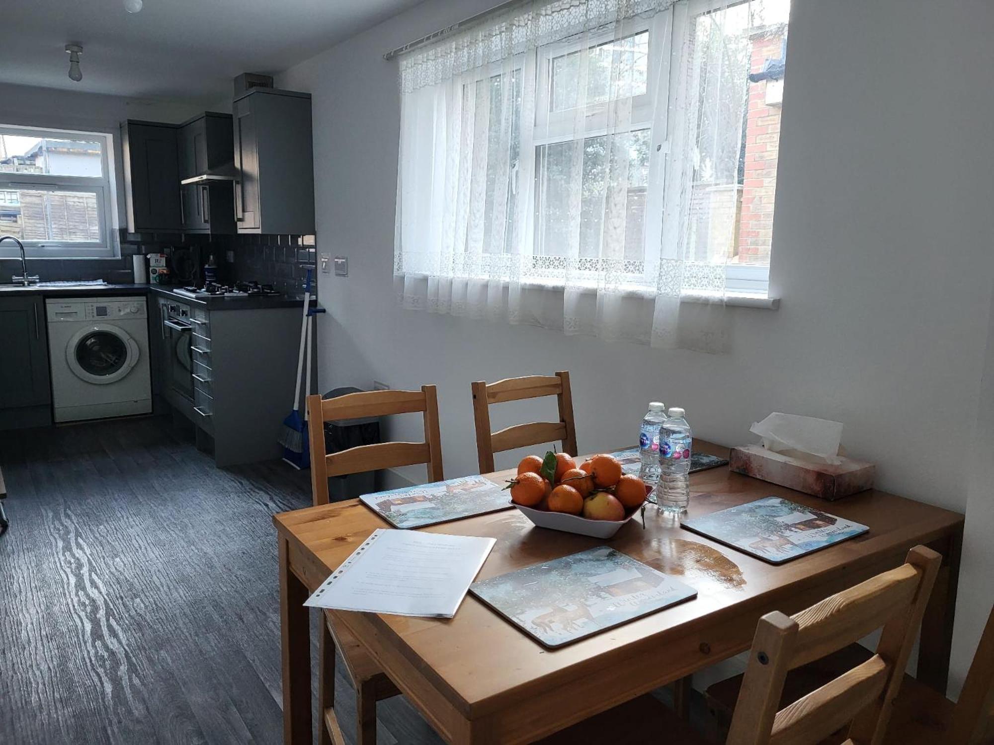 Сasa de vacaciones Lovely 2-bed Fully Refurbished House In Londres
