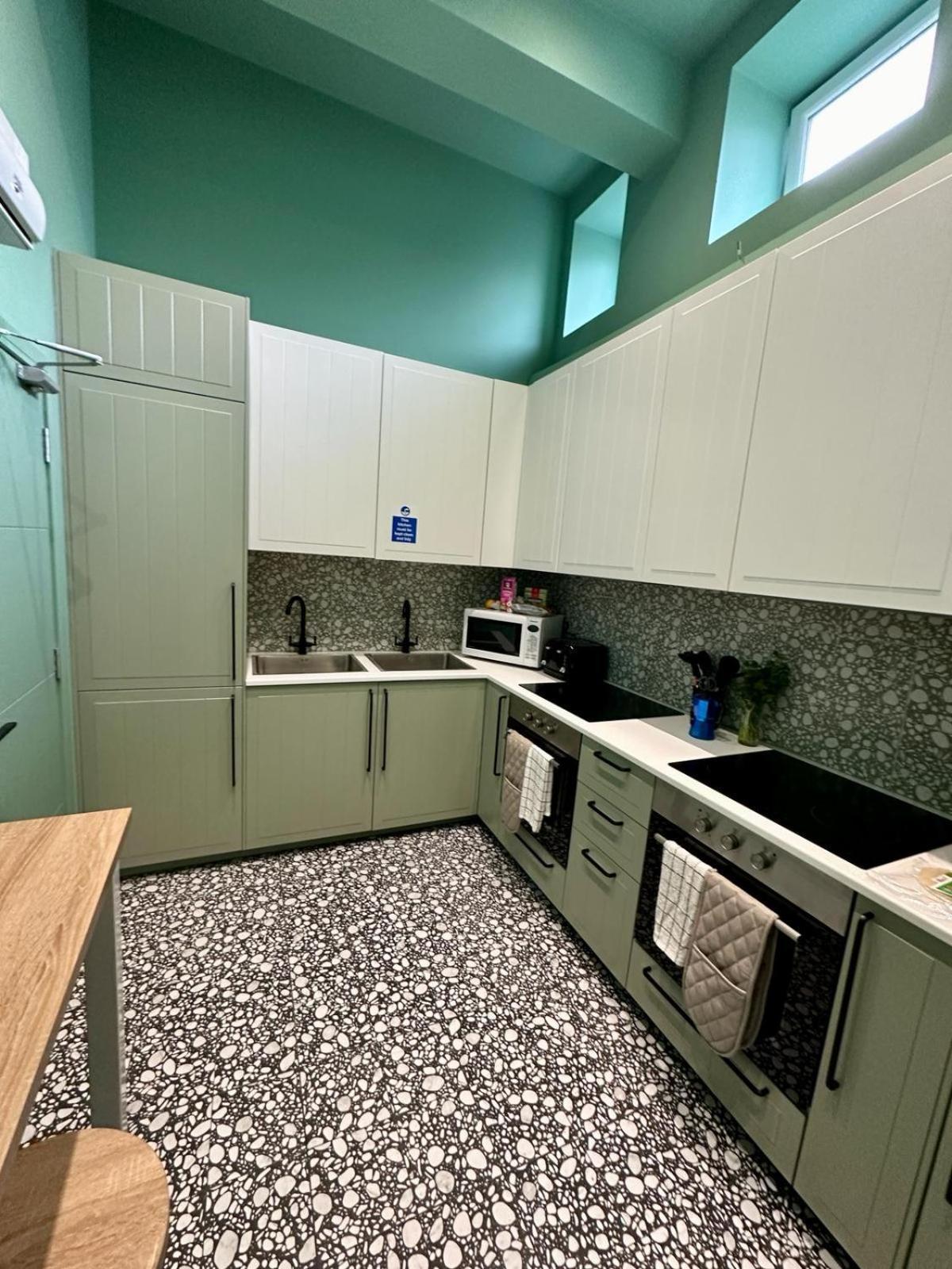 Cozy En-suite Loft In Trendy Local *