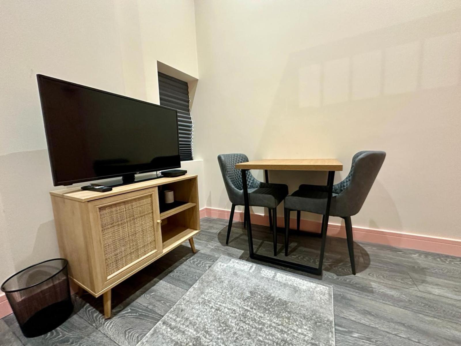 Cozy En-suite Loft In Trendy Local *