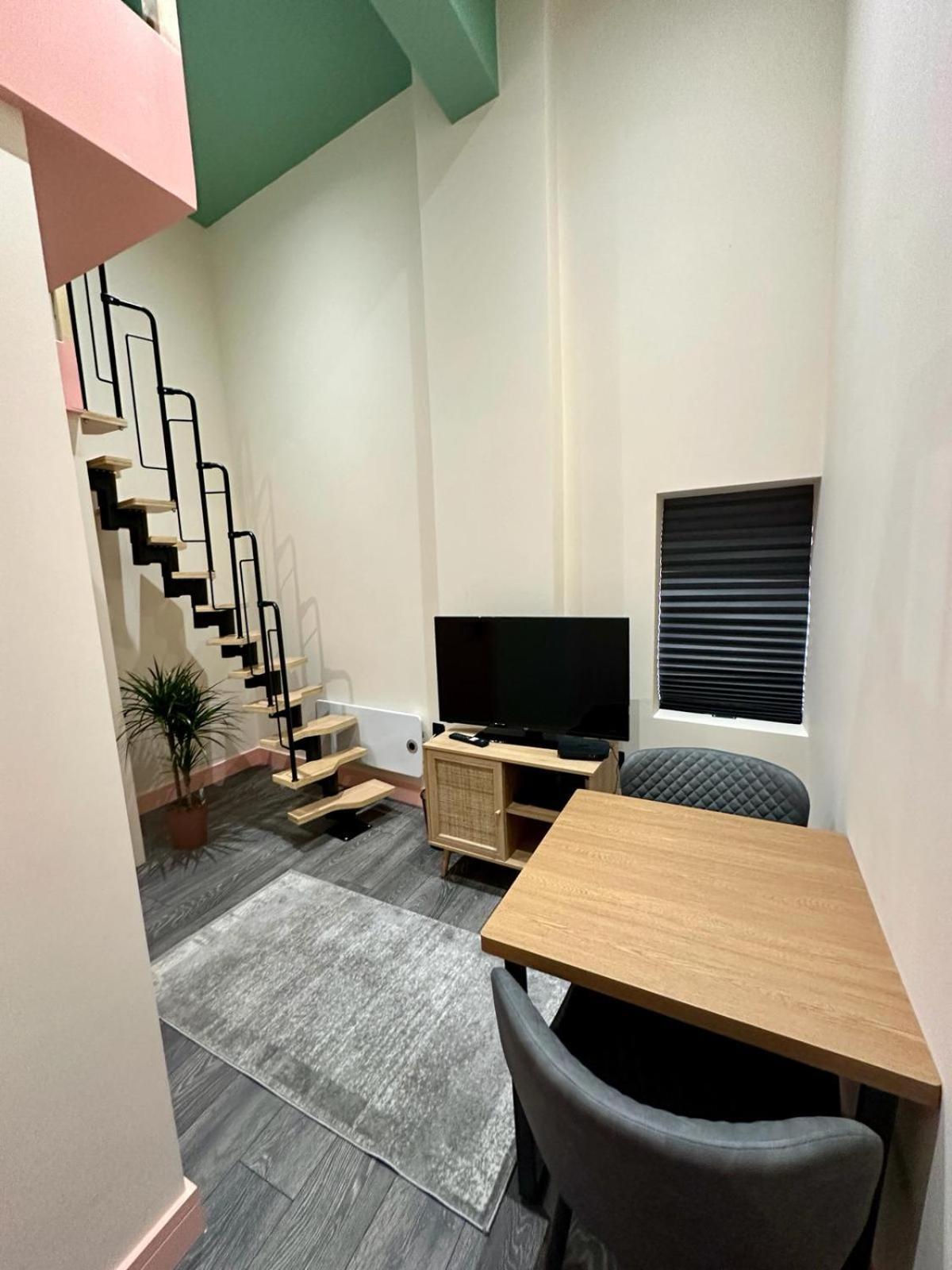 Cozy En-suite Loft In Trendy Local
