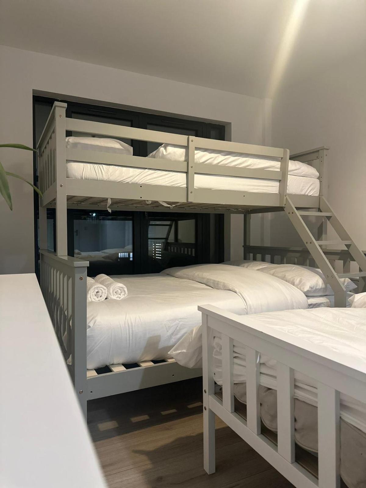 Three Bedroom In Heart Of Mr4 * London
