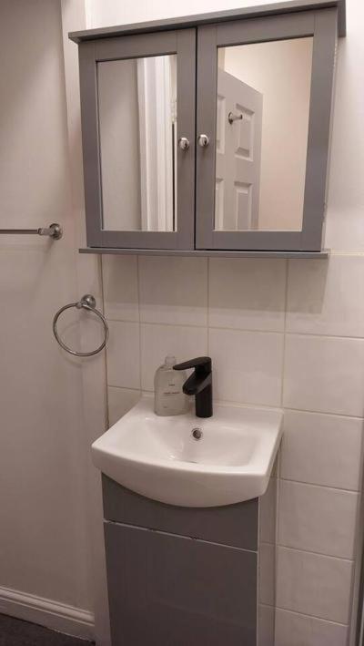 Impeccable 1 Bedroom Flat In Apartment *