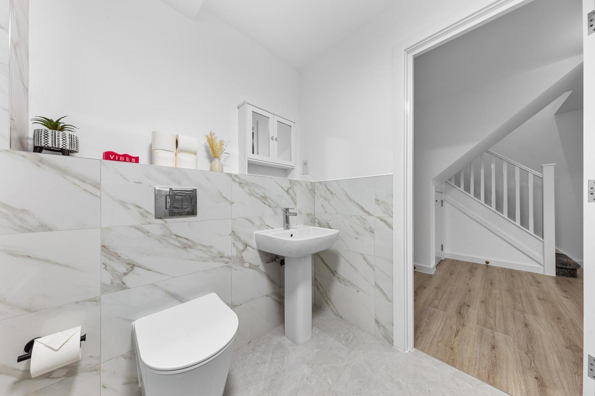 Apartment Three Bedroom In Heart Of Mr4 *