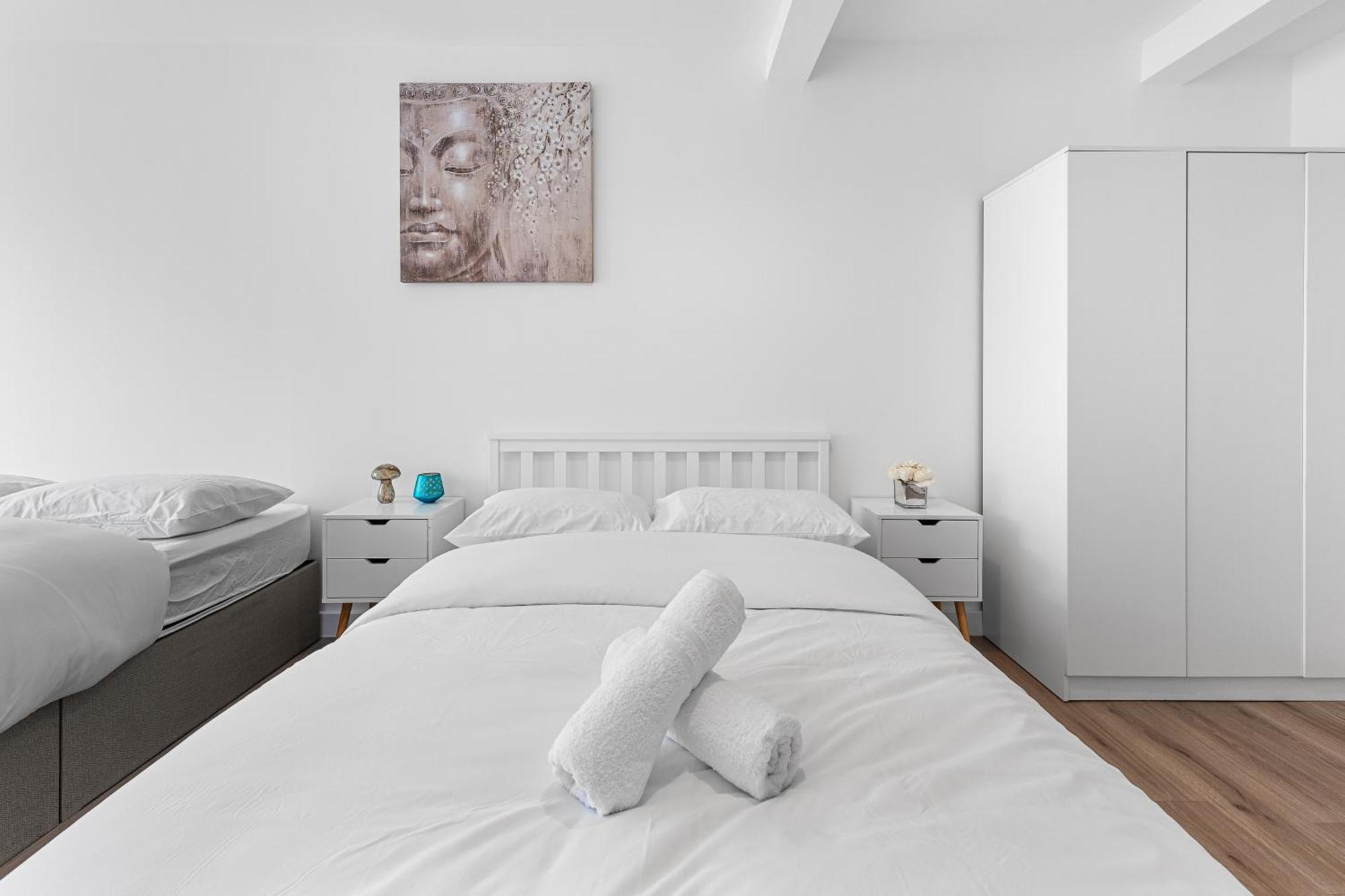 Three Bedroom In Heart Of Mr4 Apartment London