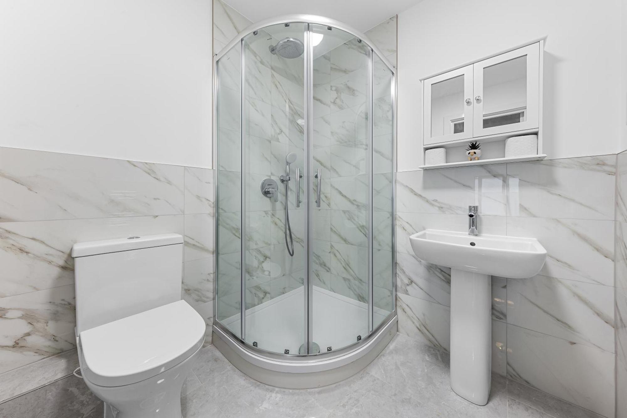 Apartment Three Bedroom In Heart Of Mr4 *