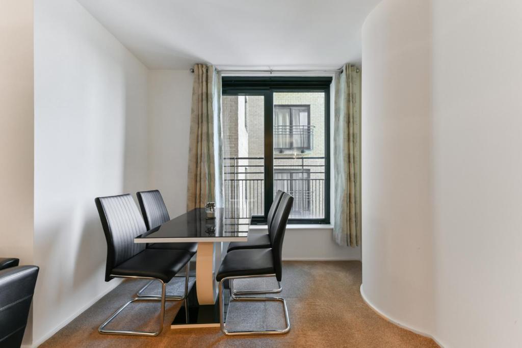 Large 1 Bed Flat Near Hyde Park Apartment