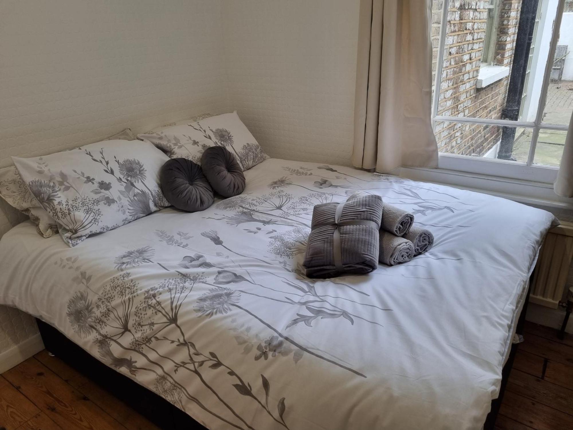 Casa de hóspedes Refurbished Double Bedroom