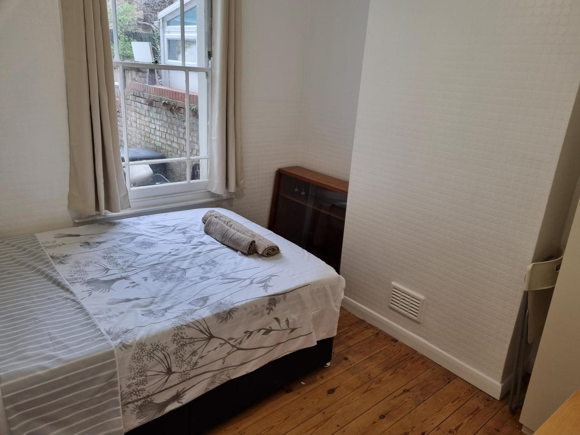 Refurbished Double Bedroom Casa de hóspedes