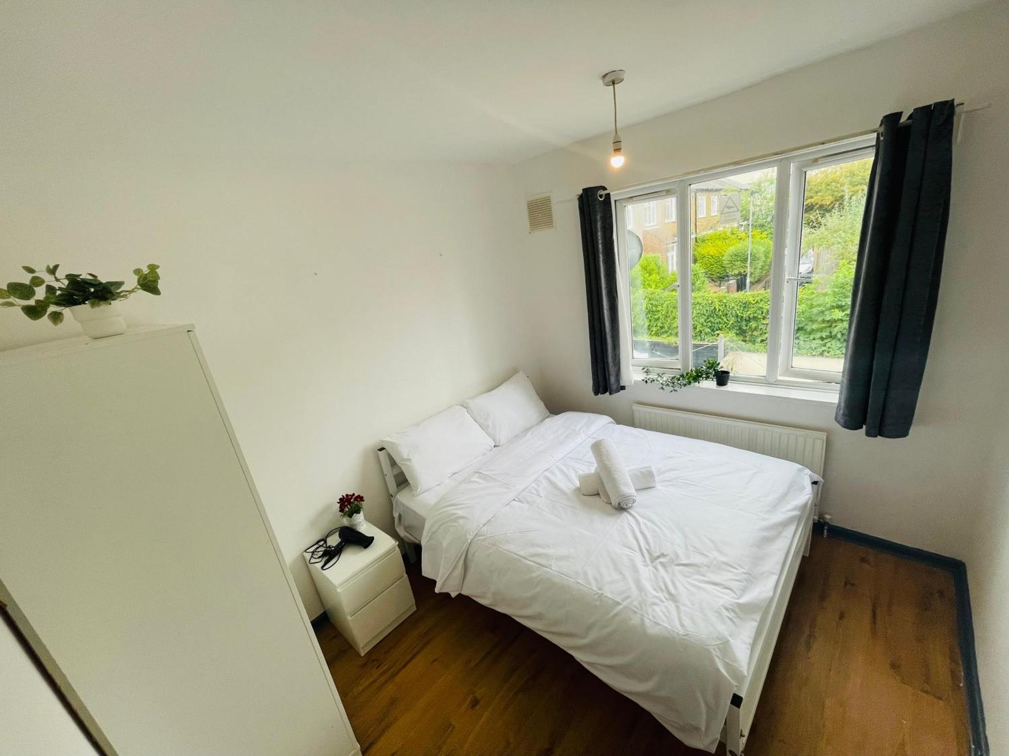 Double Near Canary Wharf 32