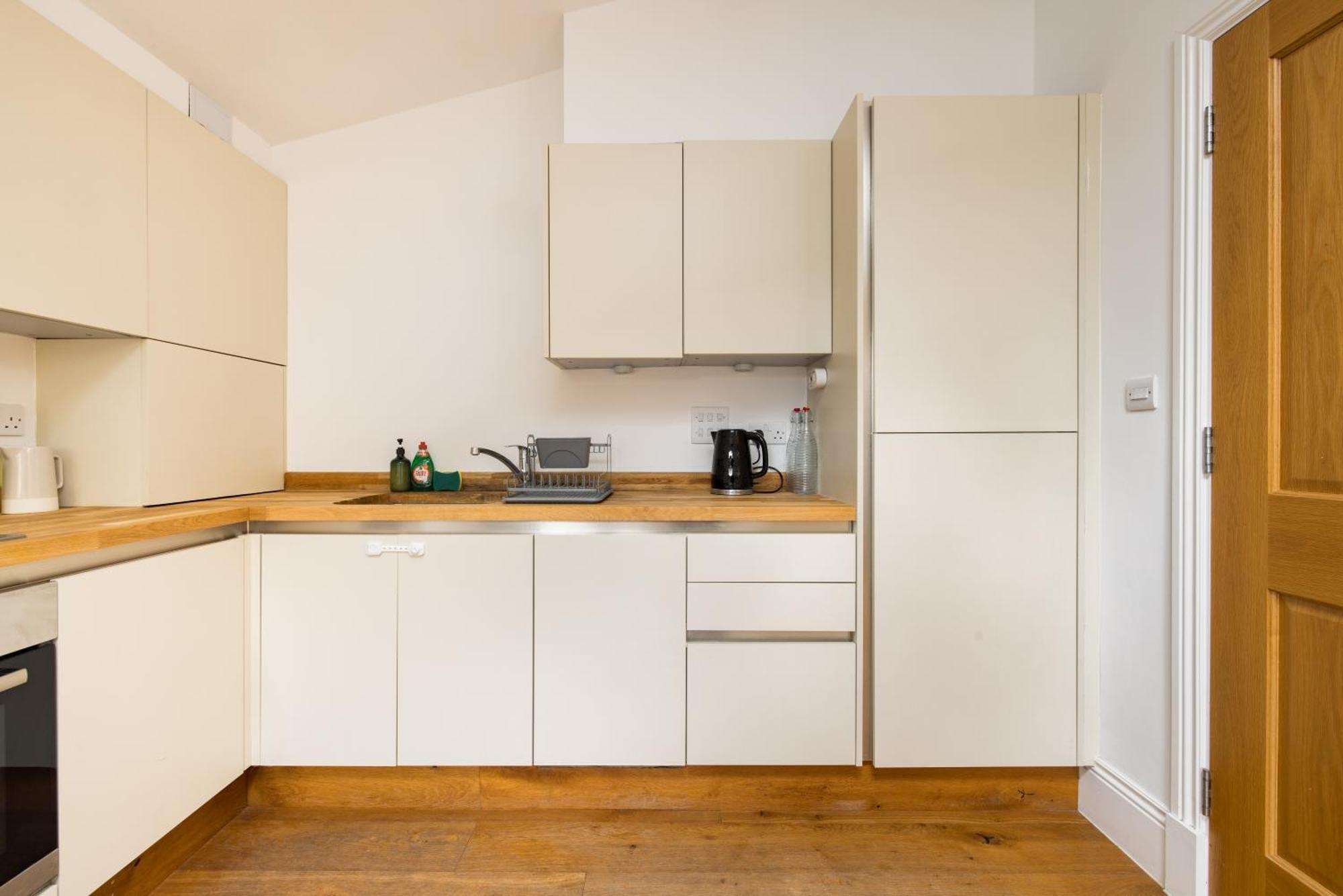 The Tooting Hideout - Dazzling 3bdr Flat With Balcony *