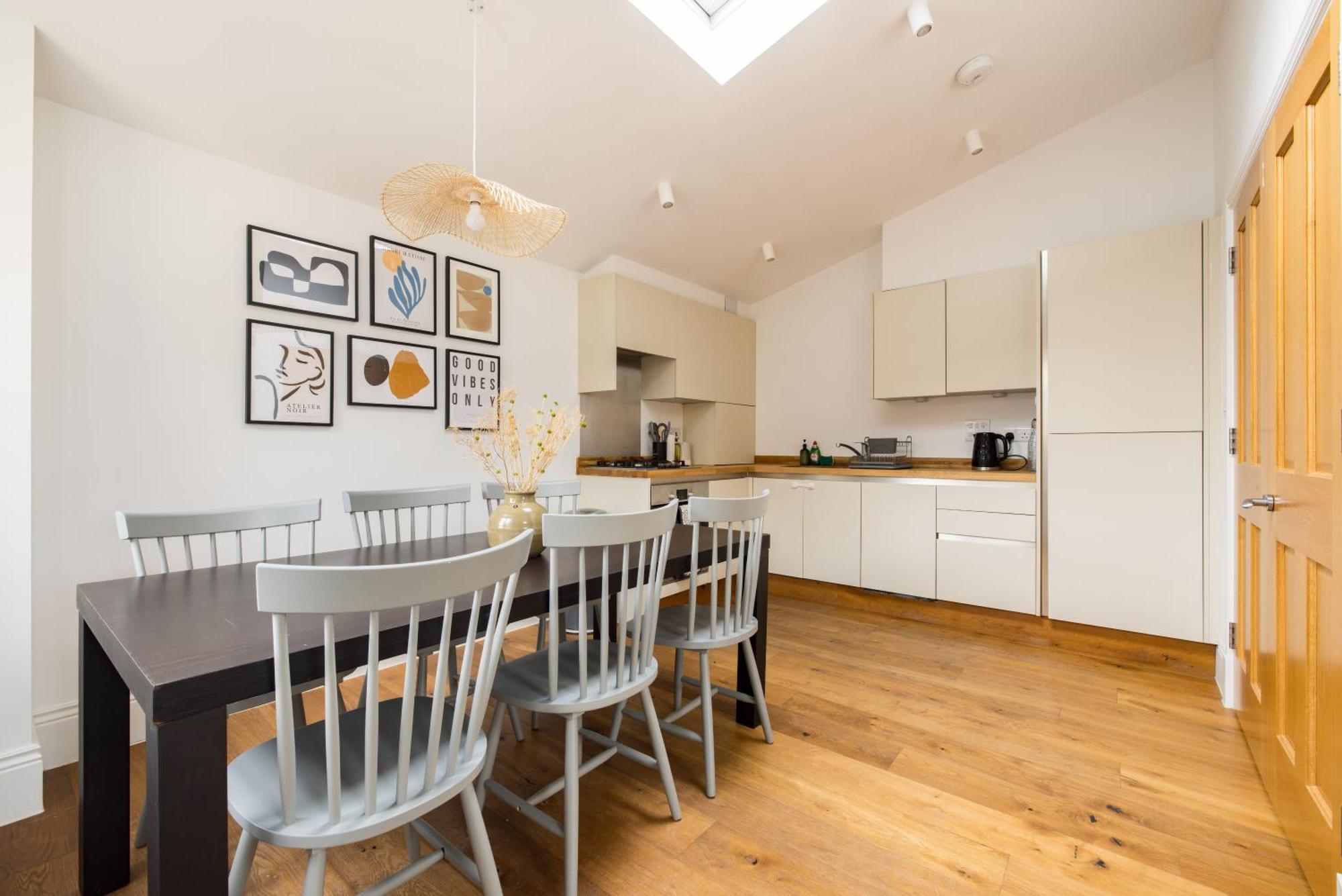 The Tooting Hideout - Dazzling 3bdr Flat With Balcony *