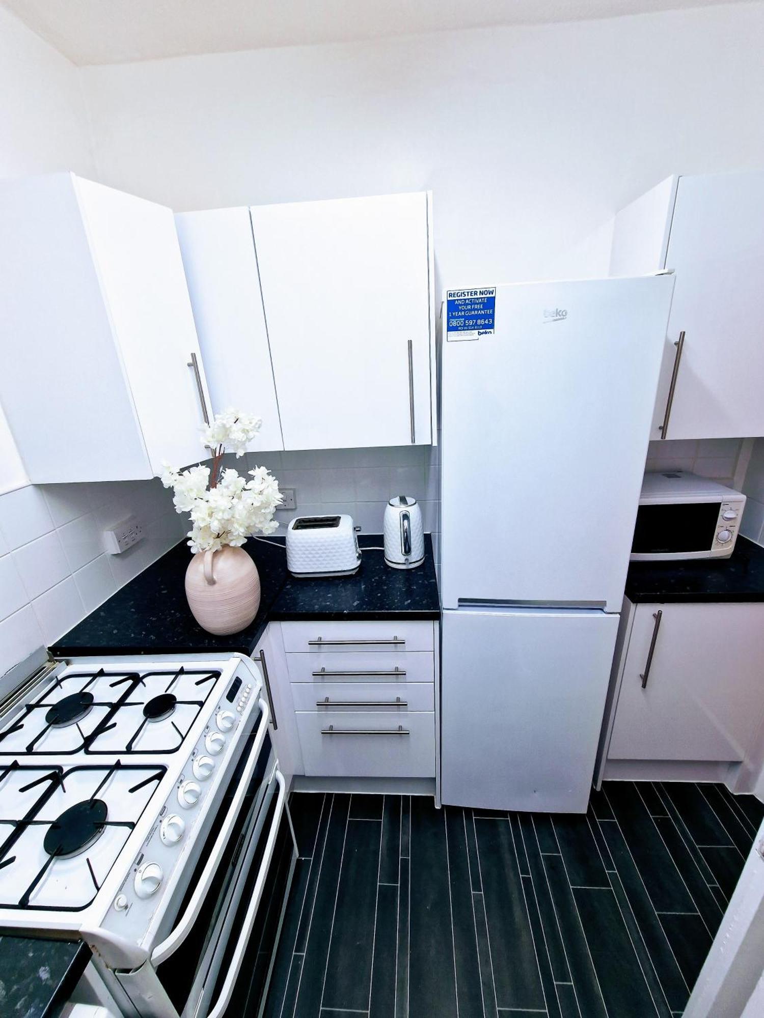 1 Bedroom Flat *