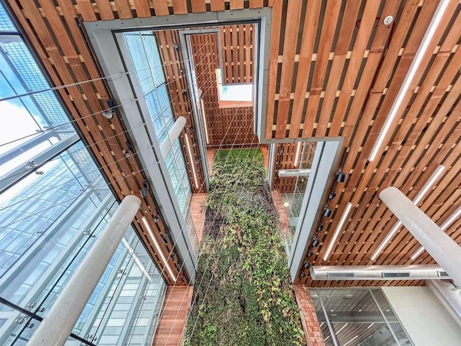 Stylish Urban Sanctuary With Parking Londres