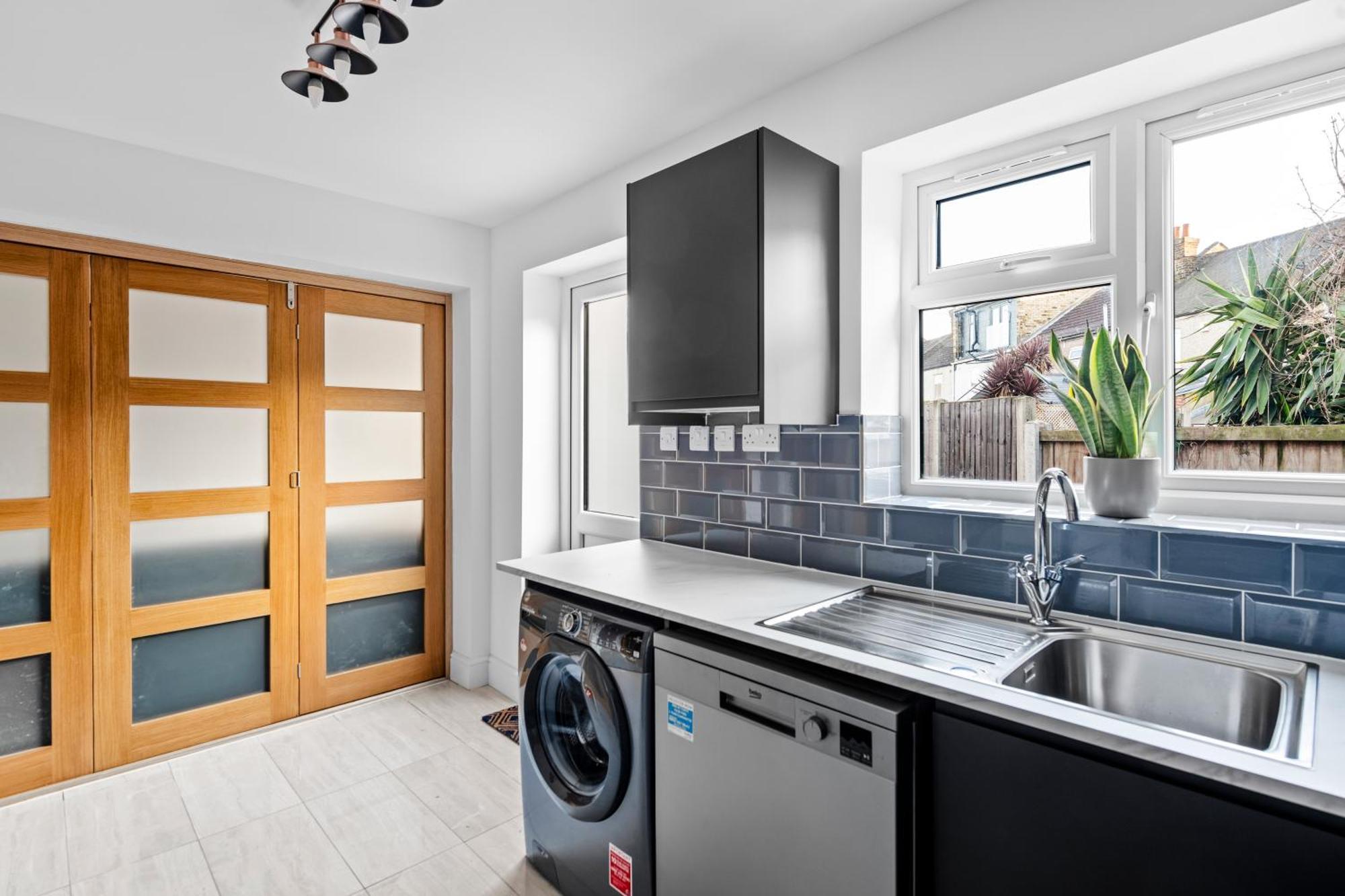 Stylish 2 Bed In East Ham, Close To Excel