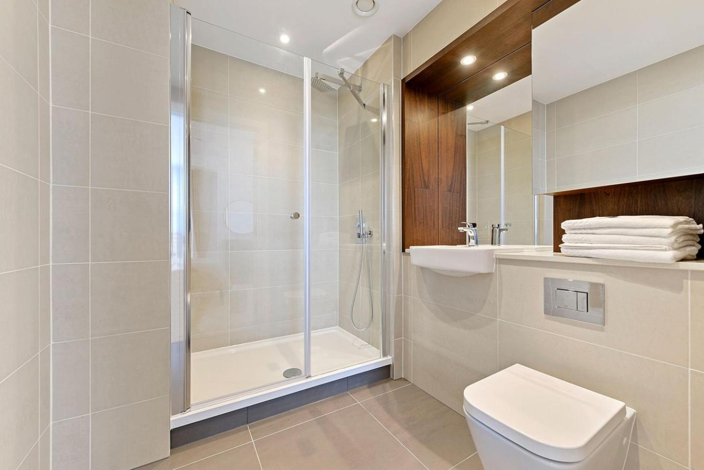 Large 2 Bed With High Rise View Canary Wharf * Londres