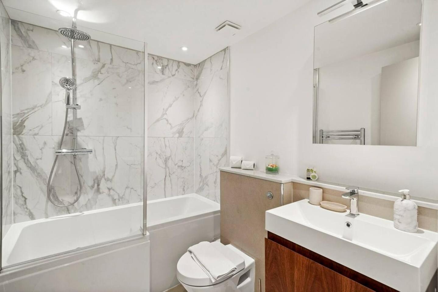 Large 2 Bed With High Rise View Canary Wharf * Londres