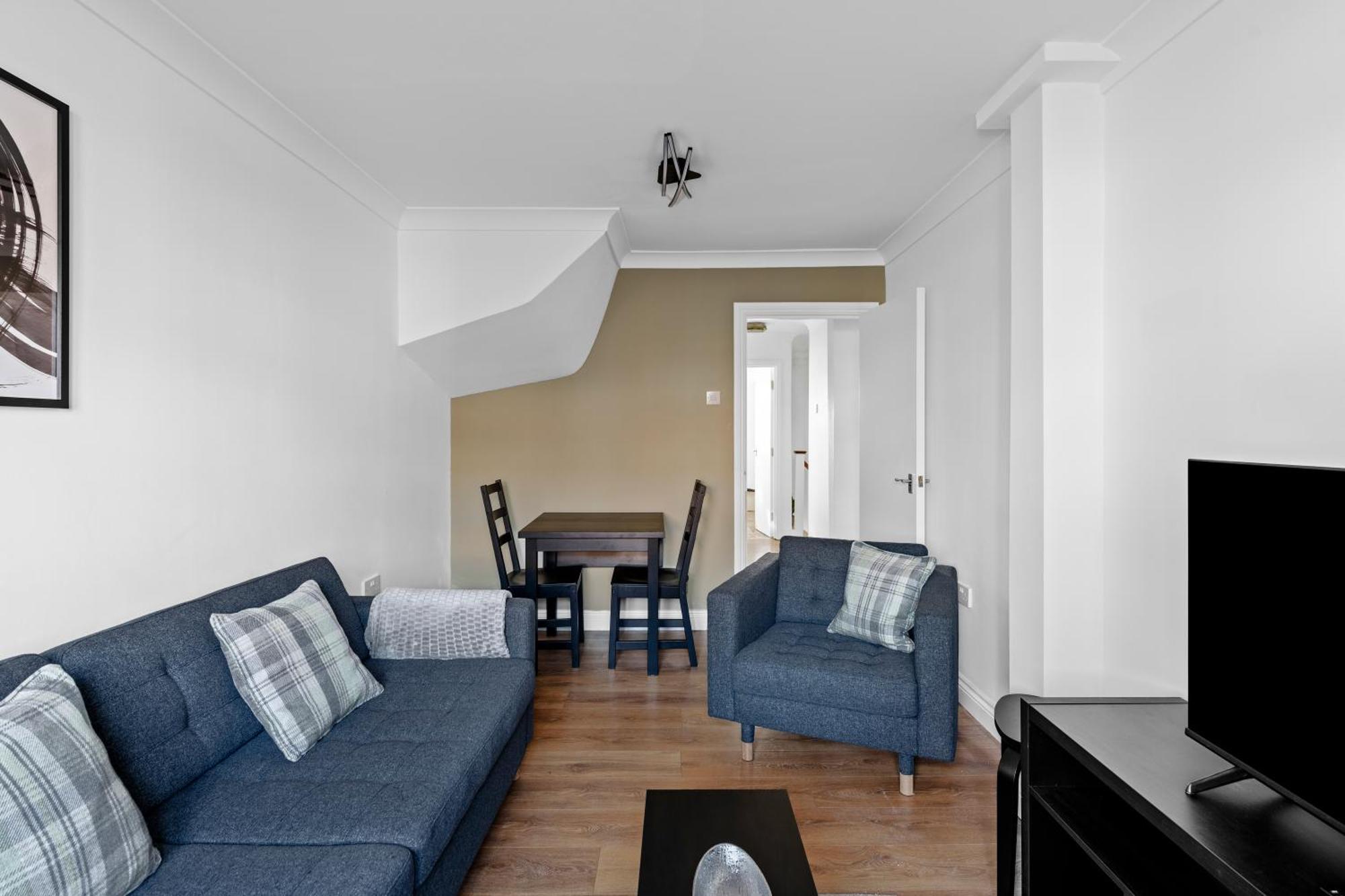 Cosy 2 Bedroom Flat In East Ham, Close To Excel