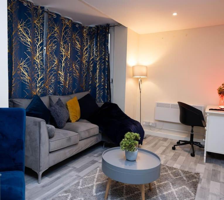1 Bedroom-sofabed-worktable-4-wifi-parking Londres