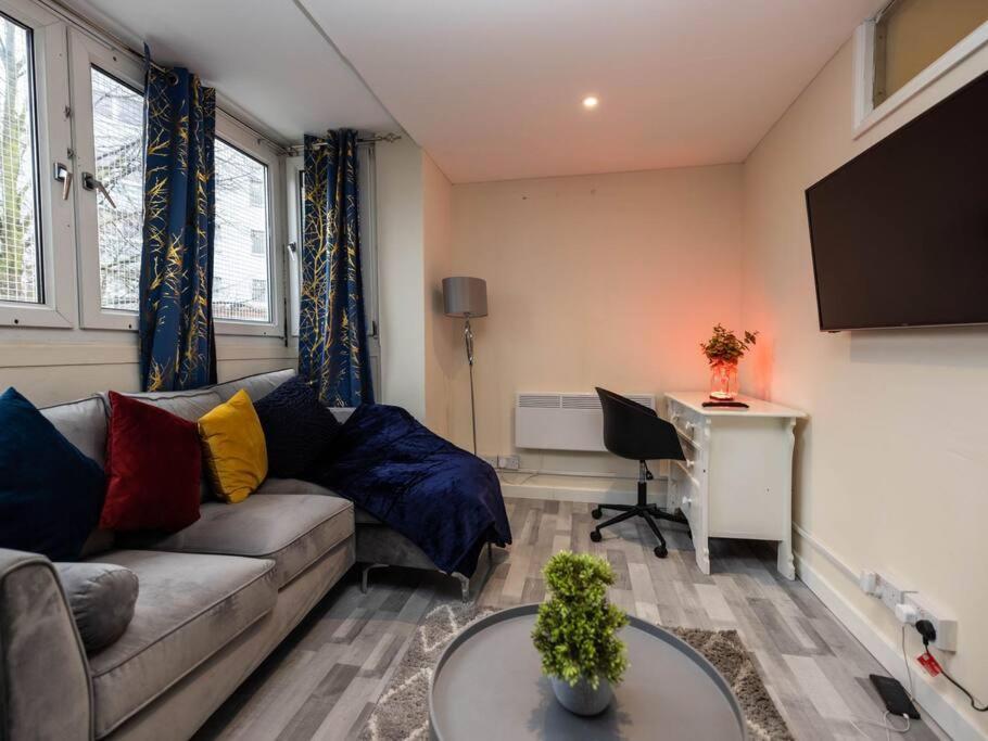 Apartamento 1 Bedroom-sofabed-worktable-4-wifi-parking