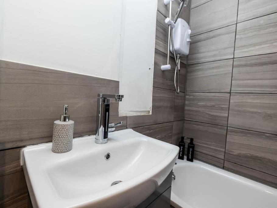 1 Bedroom-sofabed-worktable-4-wifi-parking Apartamento Londres