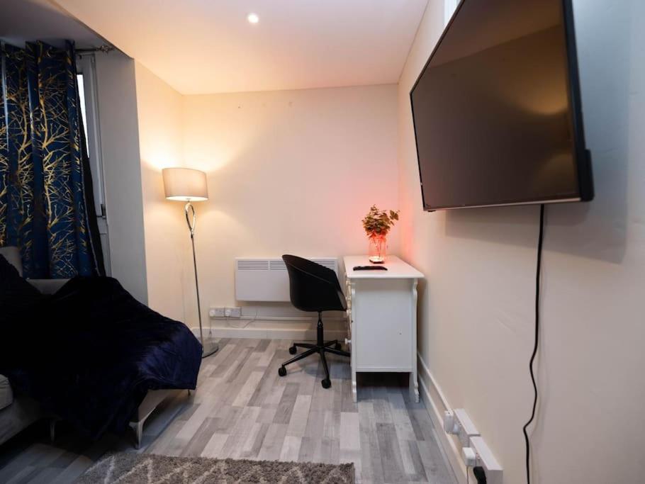 Apartamento 1 Bedroom-sofabed-worktable-4-wifi-parking *