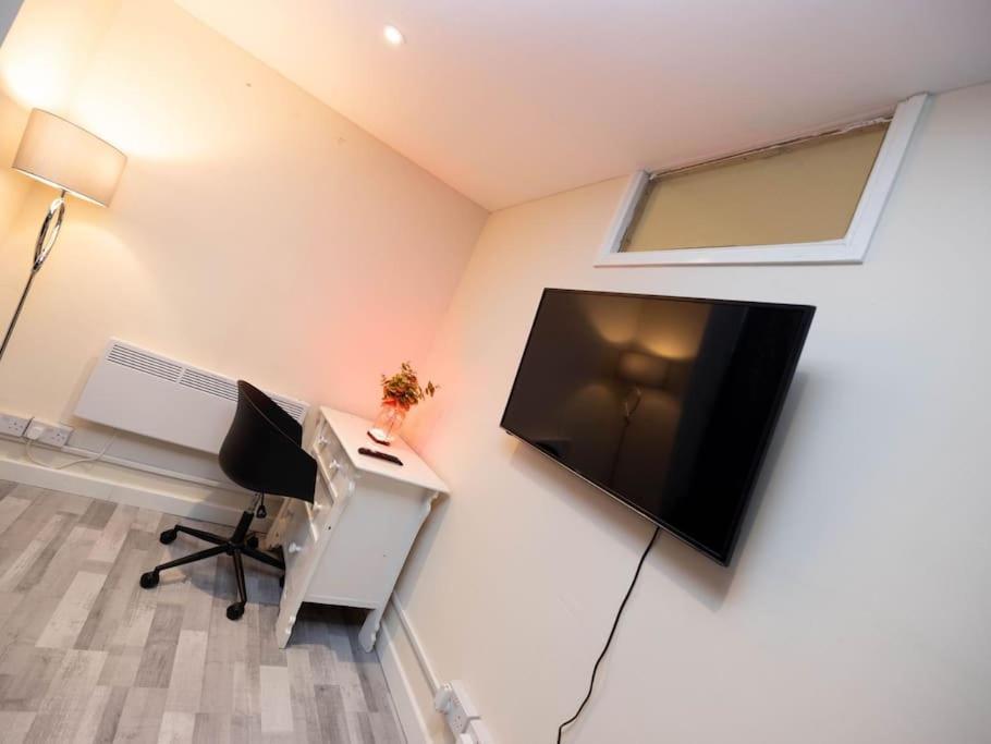 Apartamento 1 Bedroom-sofabed-worktable-4-wifi-parking *