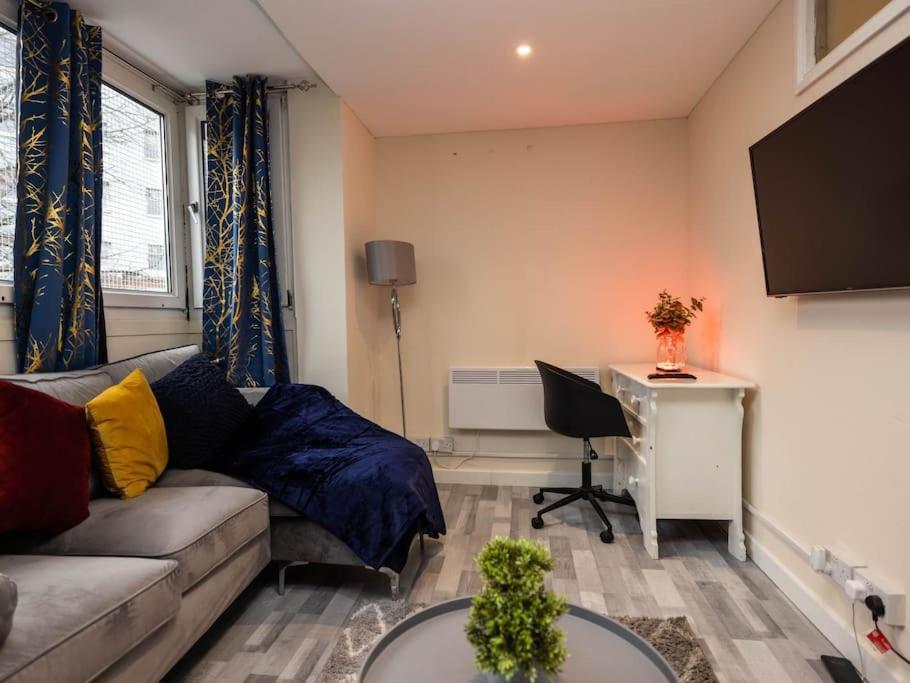 1 Bedroom-sofabed-worktable-4-wifi-parking Londres