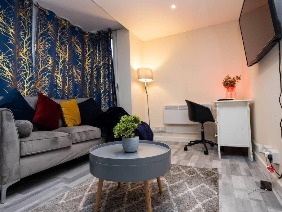 1 Bedroom-sofabed-worktable-4-wifi-parking Londres