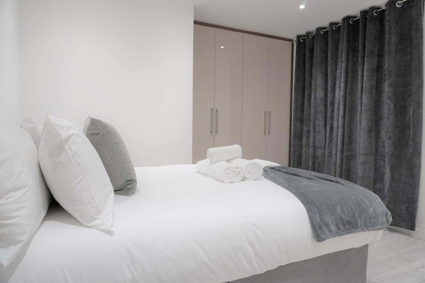 Queens Luxury Wembley Stadium - *