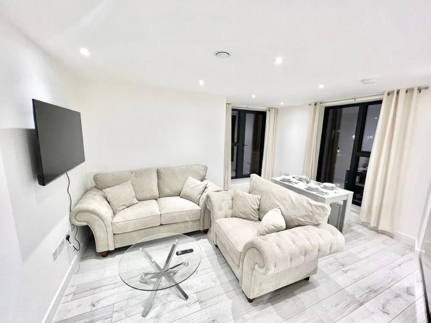 Queens Luxury Wembley Stadium - *