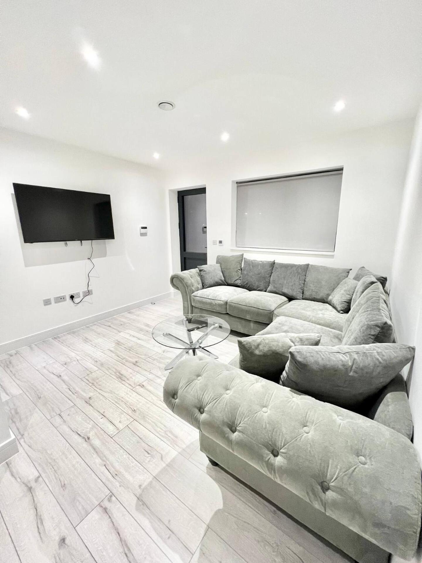 Queens Luxury Wembley Stadium - *