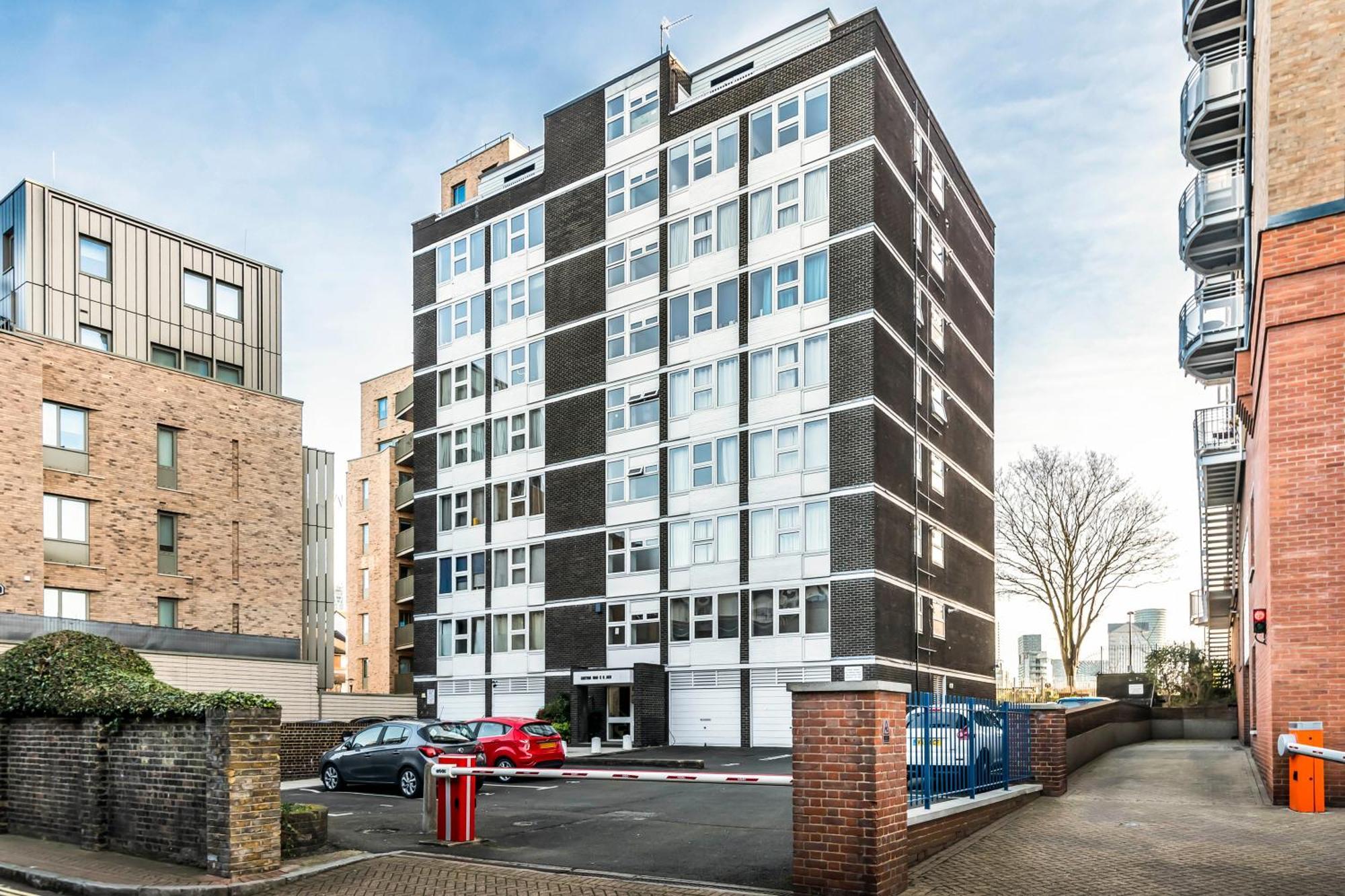 Two Stunning Bedrooms & Private Balcony & River View *