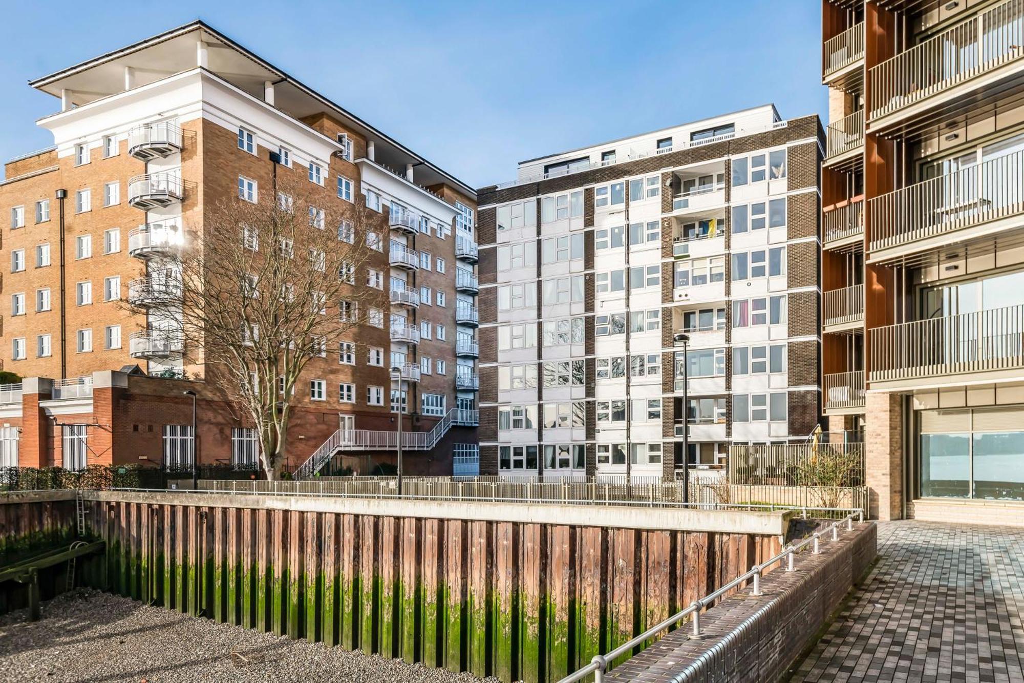 Two Stunning Bedrooms & Private Balcony & River View *