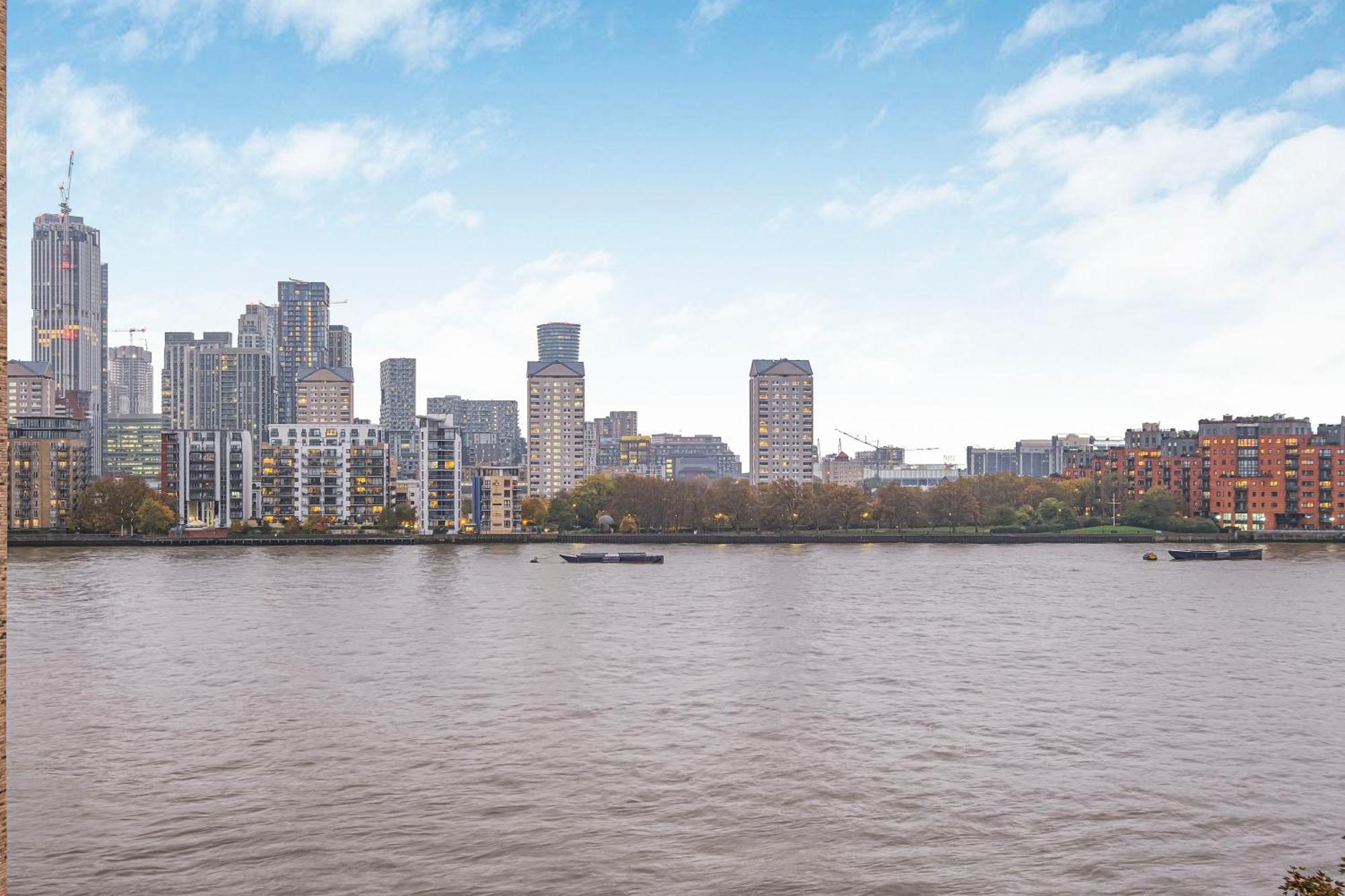 Homestay Two Stunning Bedrooms & Private Balcony & River View London