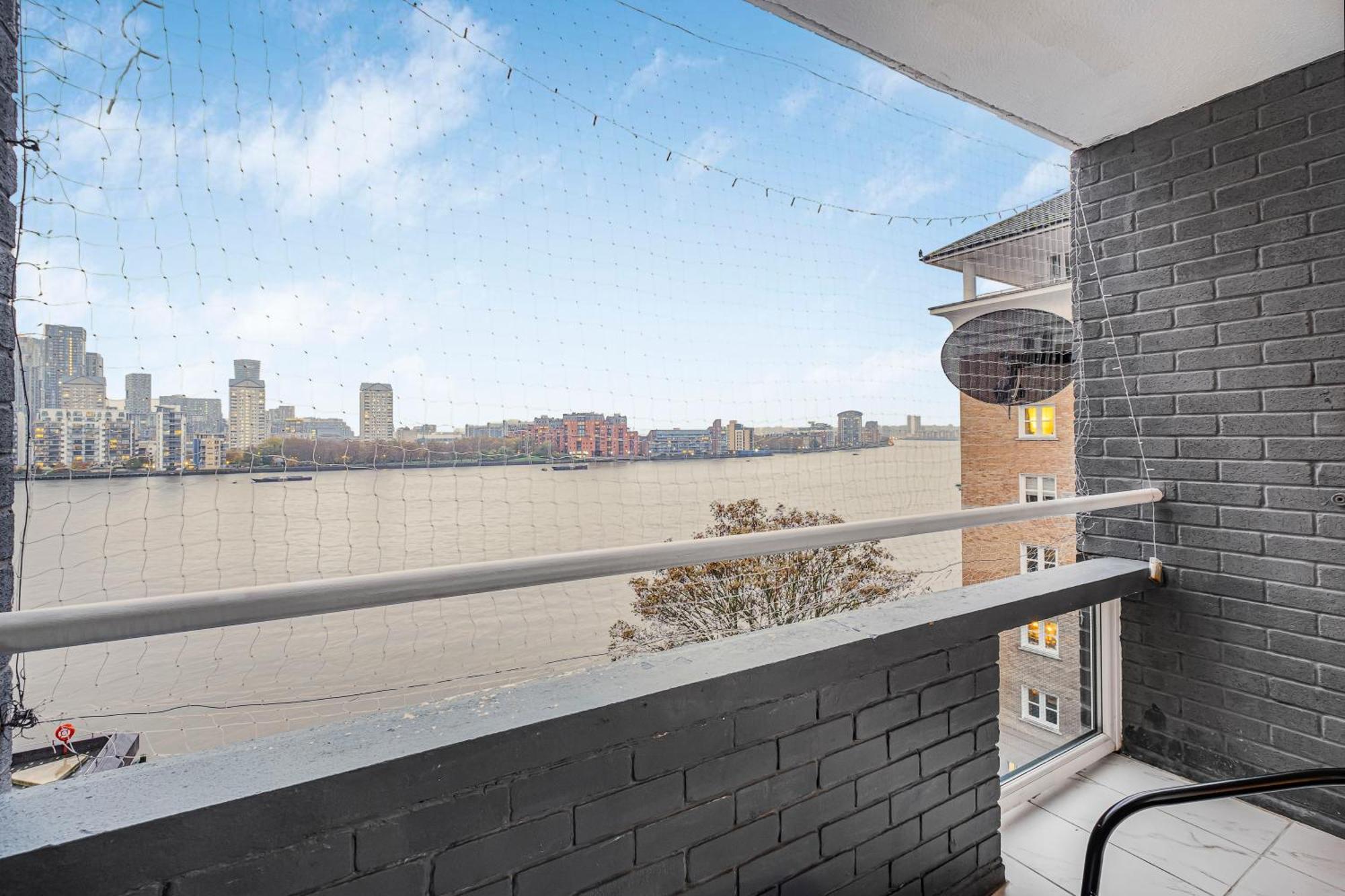 Two Stunning Bedrooms & Private Balcony & River View * London