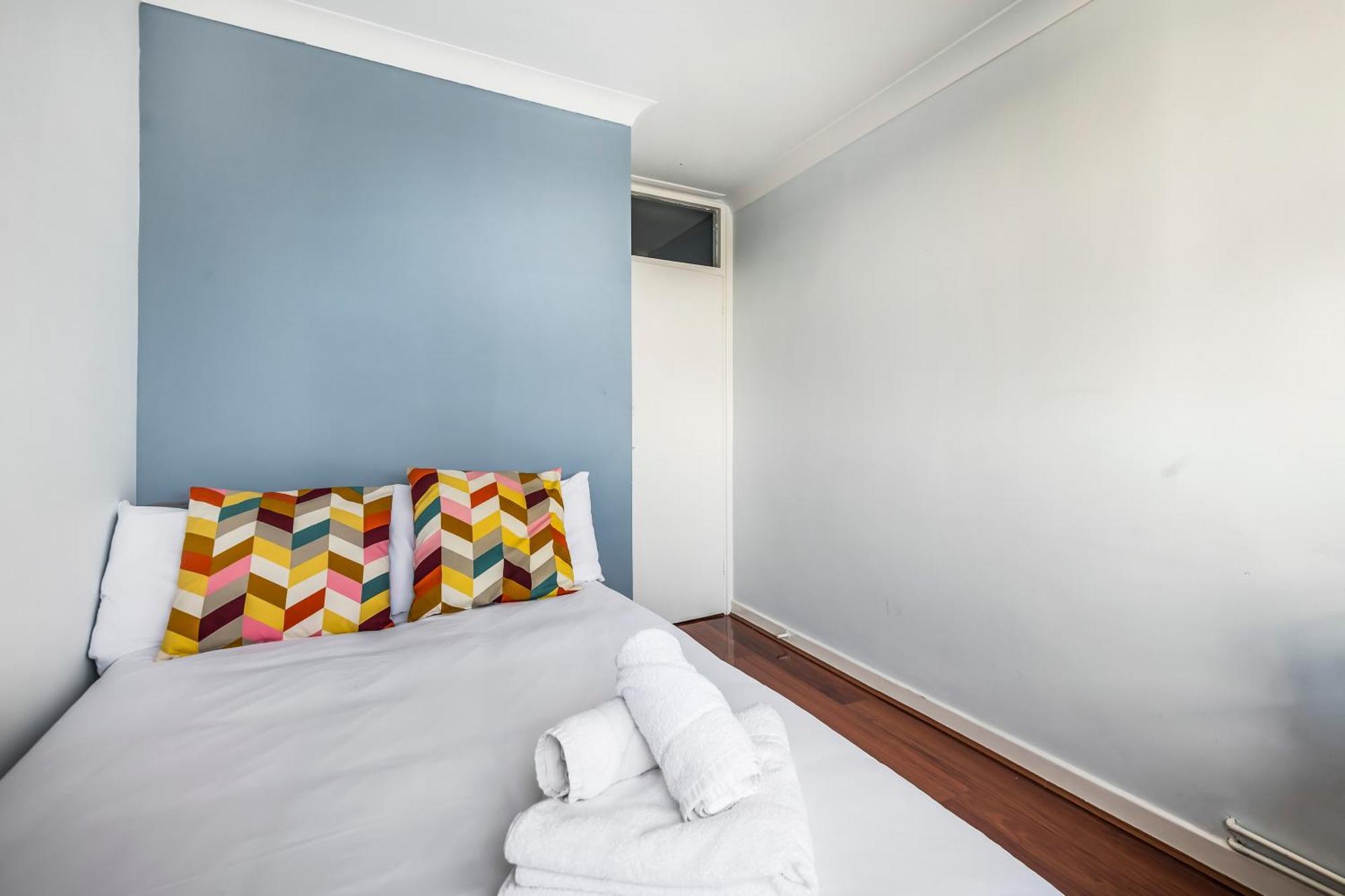 Two Stunning Bedrooms & Private Balcony & River View Homestay London