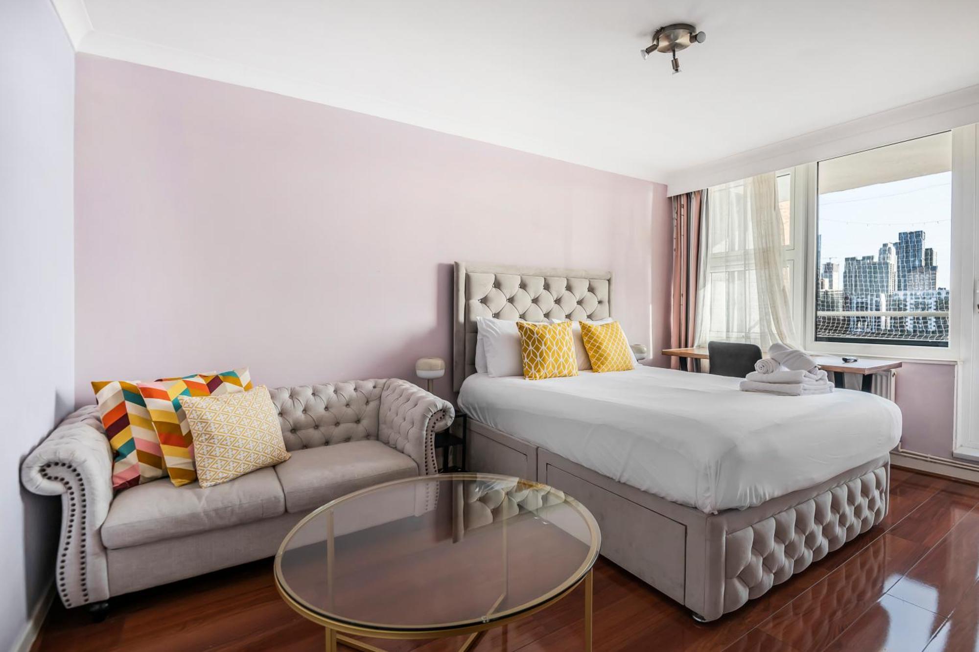 Two Stunning Bedrooms & Private Balcony & River View Homestay *