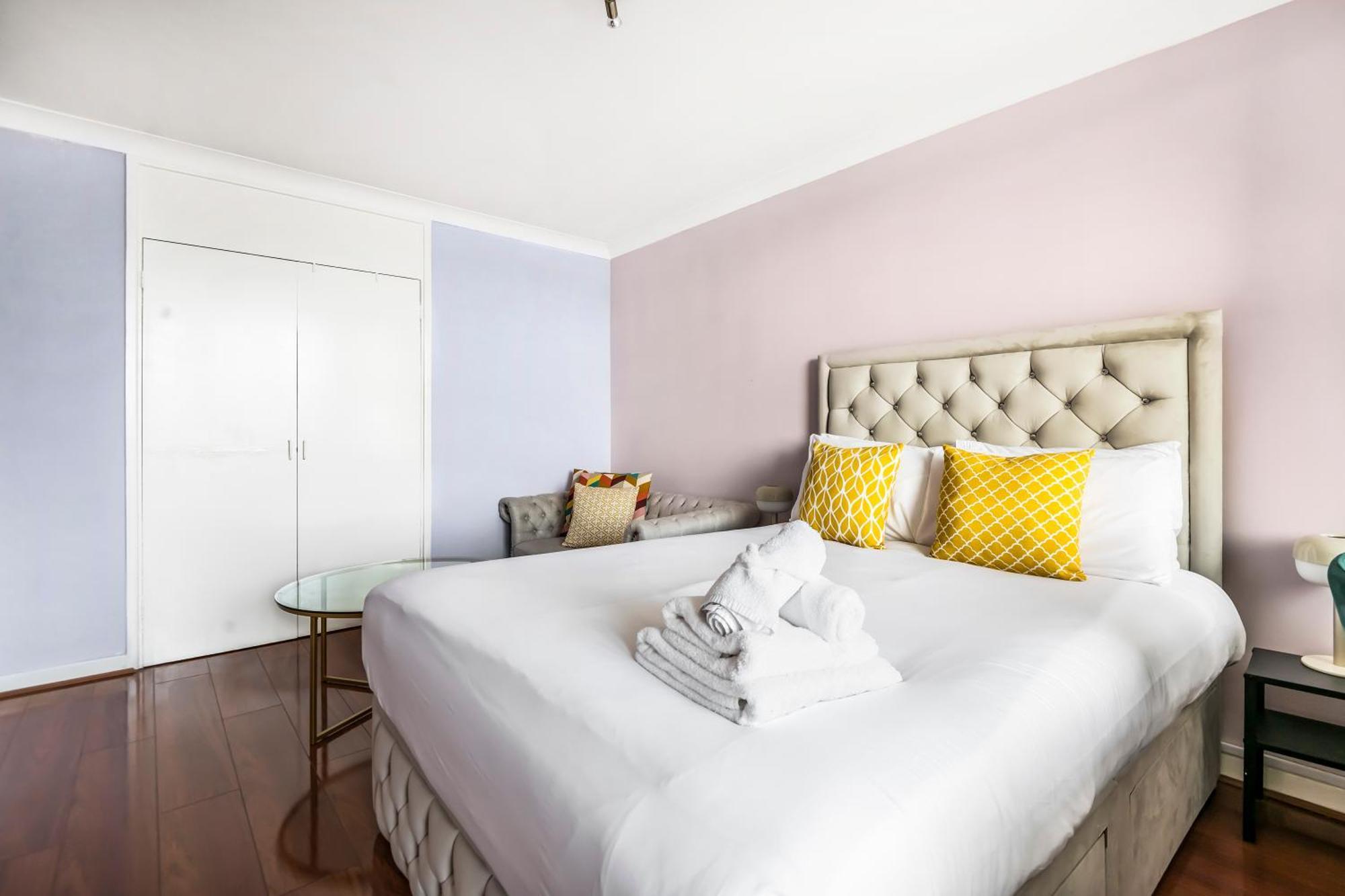 Two Stunning Bedrooms & Private Balcony & River View Homestay *