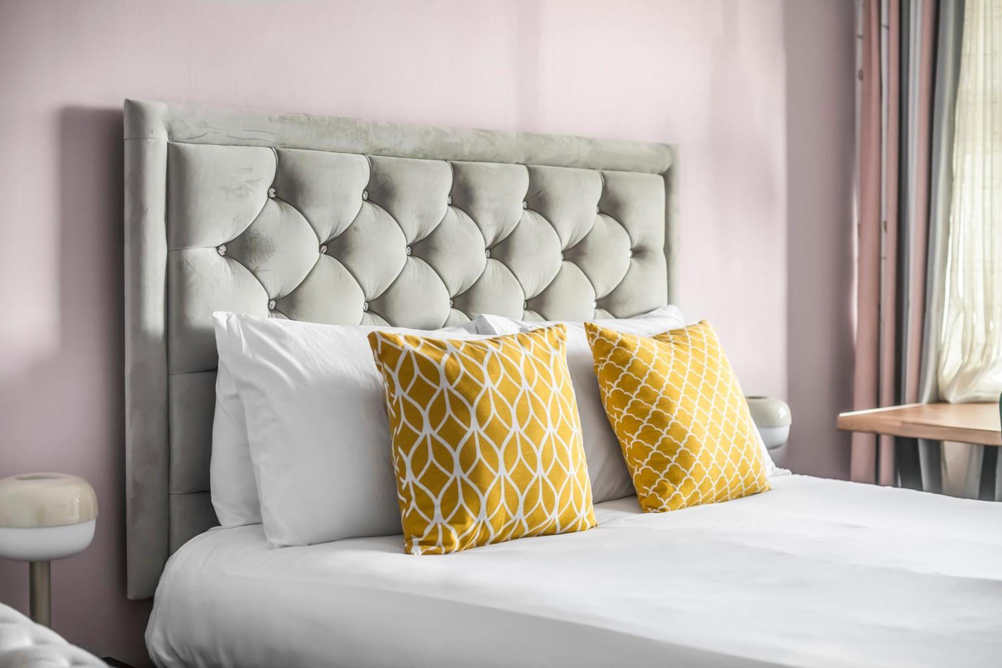 Two Stunning Bedrooms & Private Balcony & River View London