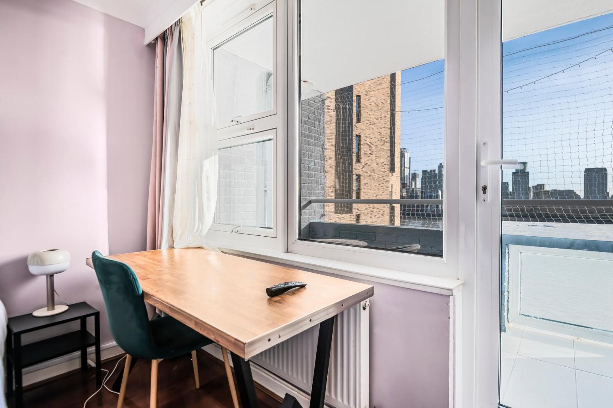 Two Stunning Bedrooms & Private Balcony & River View London