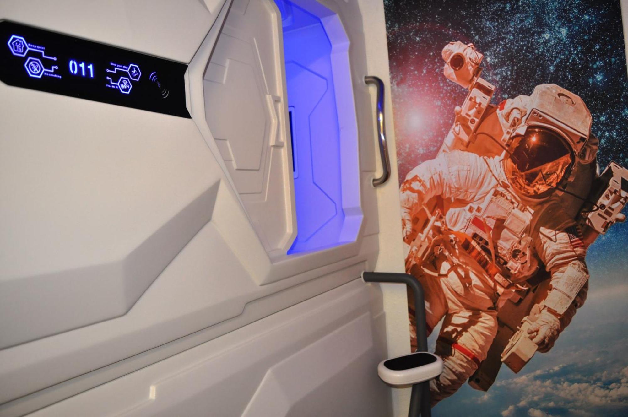 Cosmos Capsule Coworking Hotel cápsula