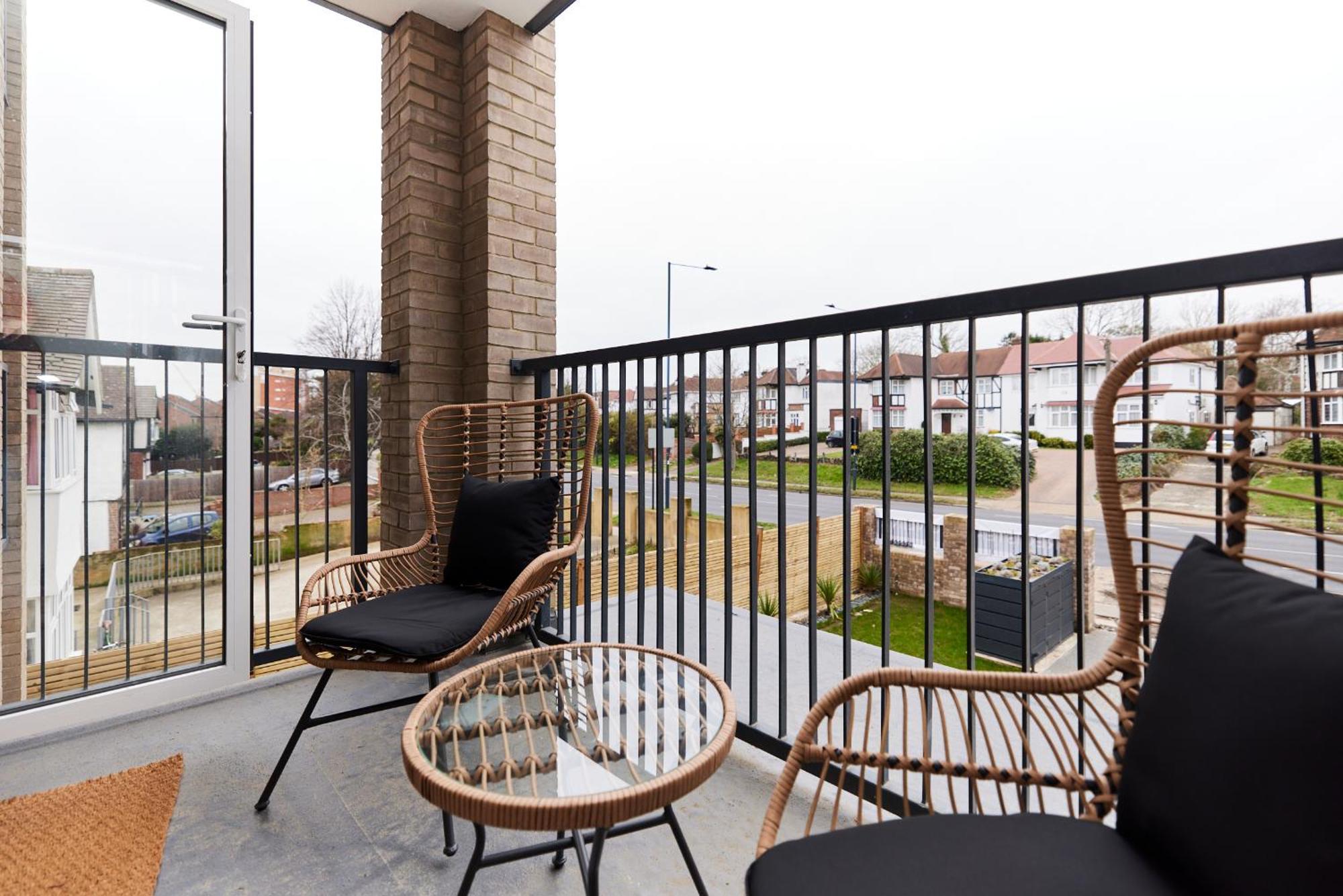 The Wembley Park Wonder - Charming 2bdr Flat With Balcony