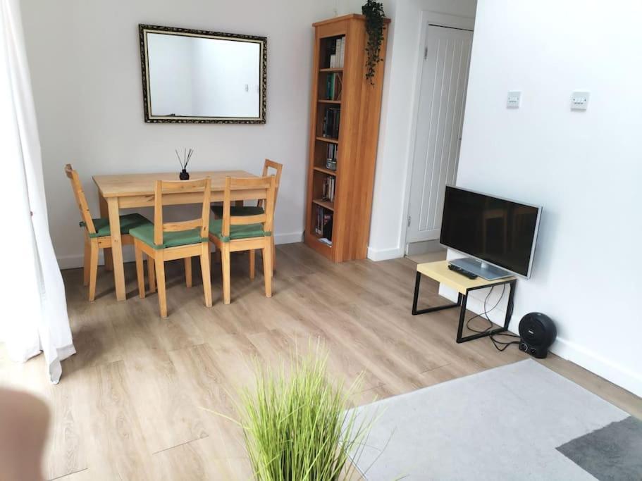 Cosy Near E1 London