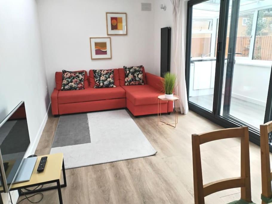 Cosy Near E1 Holiday home