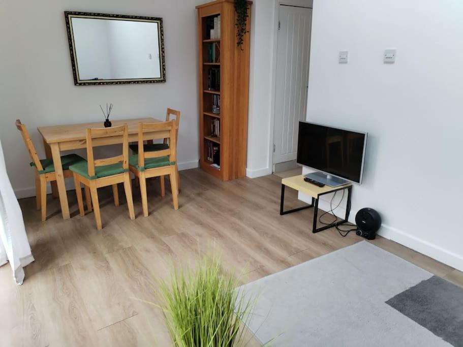 Cosy Near E1 Holiday home London