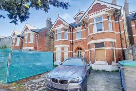 Spacious Ealing Broadway Apartamento Londres